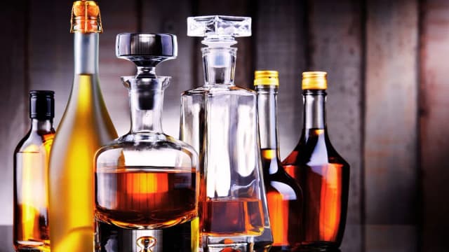 Ile alkoholu można przewieźć do UK? Poznaj aktualne limity i zasady Ile alkoholu można przewieźć do UK? Poznaj aktualne limity i zasady