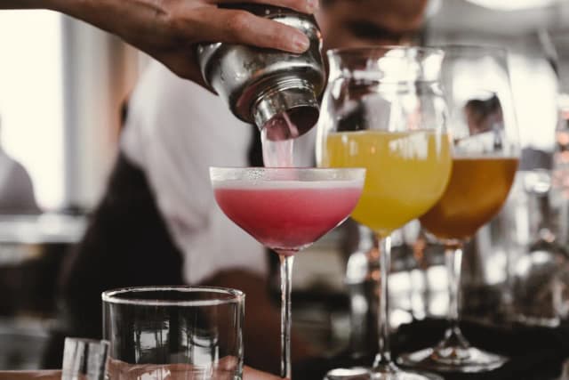 Ile zarabia barman w hotelu? Zaskakujące fakty o wynagrodzeniach Ile zarabia barman w hotelu? Zaskakujące fakty o wynagrodzeniach
