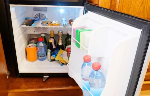 Czy minibar w hotelu jest płatny? Sprawdź, aby uniknąć niespodzianek Czy minibar w hotelu jest płatny? Sprawdź, aby uniknąć niespodzianek