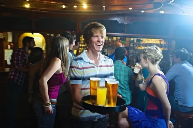 Ile zarabia kelner w hotelu? Zaskakujące fakty o pensjach i napiwkach Ile zarabia kelner w hotelu? Zaskakujące fakty o pensjach i napiwkach