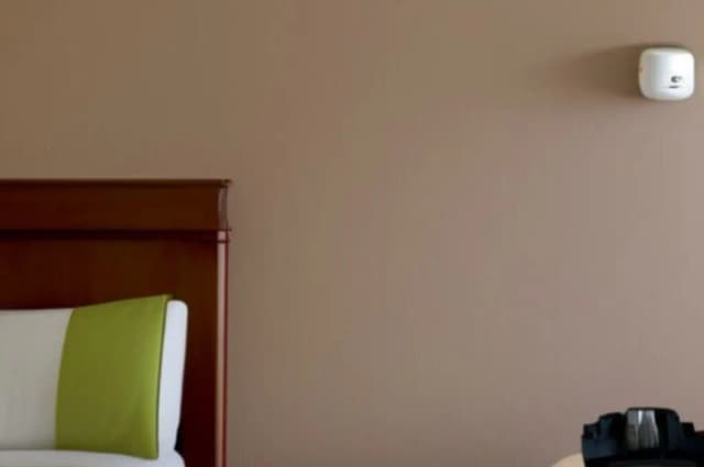 Jak oszukać czujnik dymu w hotelu i uniknąć poważnych konsekwencji Jak oszukać czujnik dymu w hotelu i uniknąć poważnych konsekwencji