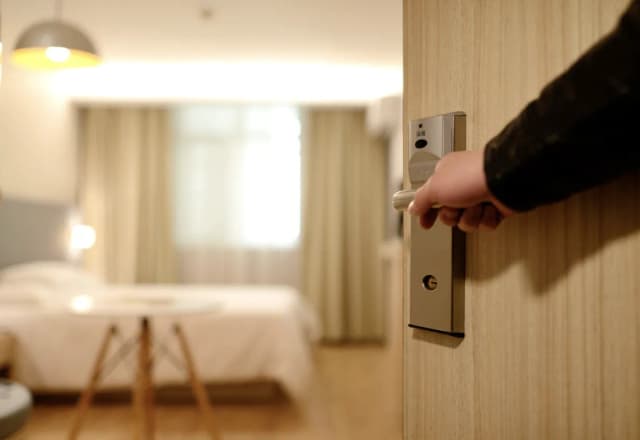 Wieczór w hotelu: jak zrelaksować się bez wychodzenia z pokoju? Wieczór w hotelu: jak zrelaksować się bez wychodzenia z pokoju?