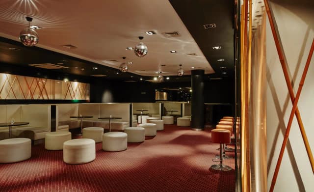 Hotele z dyskoteką nad morzem: Top 5 miejsc na imprezowy urlop Hotele z dyskoteką nad morzem: Top 5 miejsc na imprezowy urlop