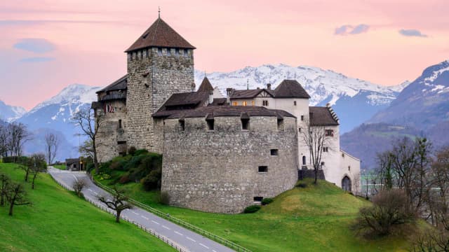 Najlepsze atrakcje w Vaduz: co zobaczyć i jak zaplanować zwiedzanie stolicy Liechtensteinu Najlepsze atrakcje w Vaduz: co zobaczyć i jak zaplanować zwiedzanie stolicy Liechtensteinu