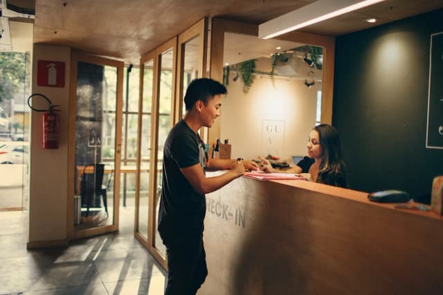Overbooking w hotelu - co to jest i jak unikać problemów? Overbooking w hotelu - co to jest i jak unikać problemów?