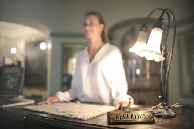Co robi recepcjonistka w hotelu? Poznaj jej kluczowe obowiązki Co robi recepcjonistka w hotelu? Poznaj jej kluczowe obowiązki