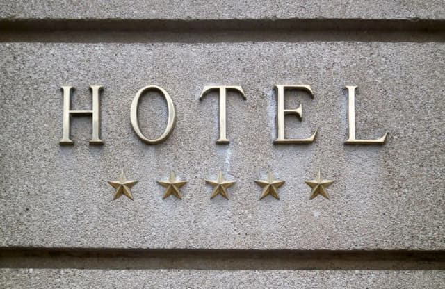 Co oznaczają gwiazdki w hotelu? Zrozumienie standardów i komfortu Co oznaczają gwiazdki w hotelu? Zrozumienie standardów i komfortu