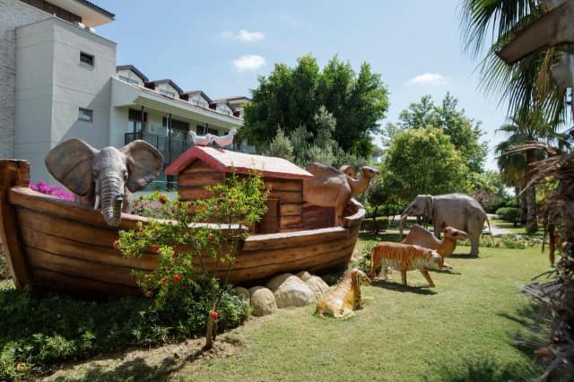 Najlepsze hotele z mini zoo dla rodzin - atrakcje i udogodnienia Najlepsze hotele z mini zoo dla rodzin - atrakcje i udogodnienia